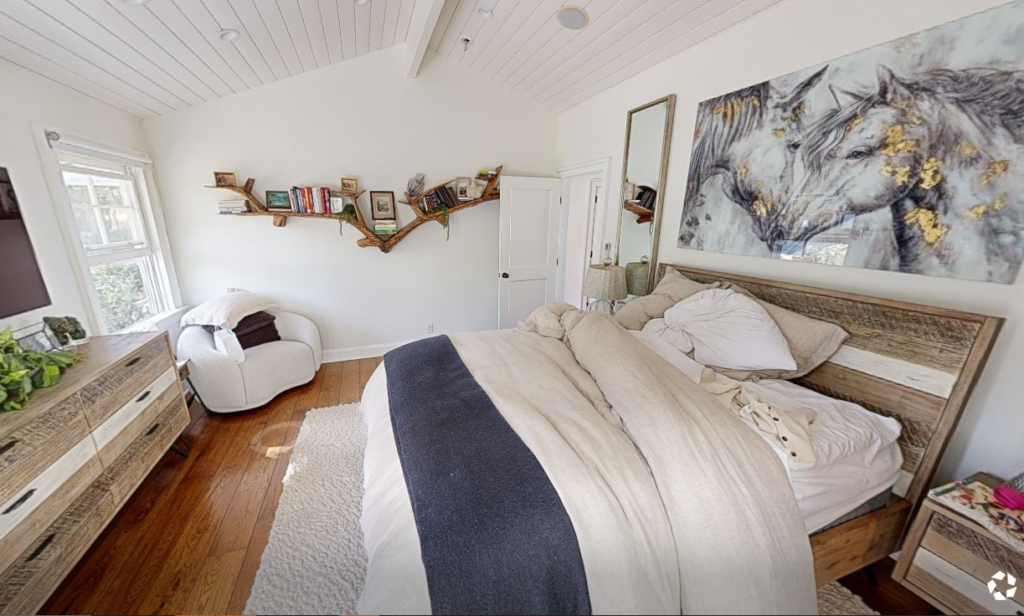 GeoMaus serving Residential - Matterport tour of bedroom - Real estate 3d tour